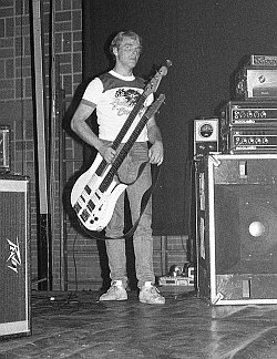 Golden Earring bass roadie Willem Reitsma photographed on April 16 1982 in Dinxperlo photo Henk Vinkes